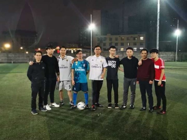 邁世足球小分隊享受運動，綠茵場上的雨夜鏖戰